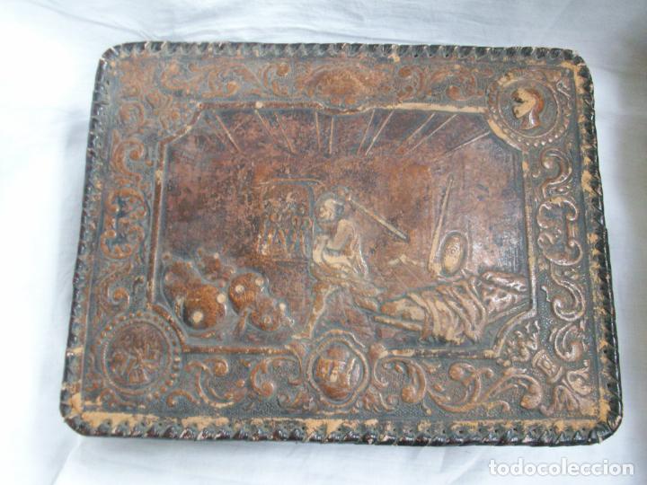 Antig&uuml;edades: CAJA DE MADERA-Y CUERO REPUJADO - Foto 1