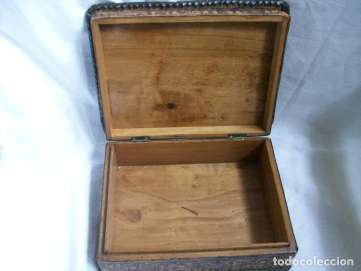 Antig&uuml;edades: CAJA DE MADERA-Y CUERO REPUJADO - Foto 3