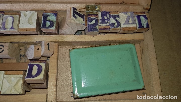 Antig&uuml;edades: Antigua imprenta en su caja de madera