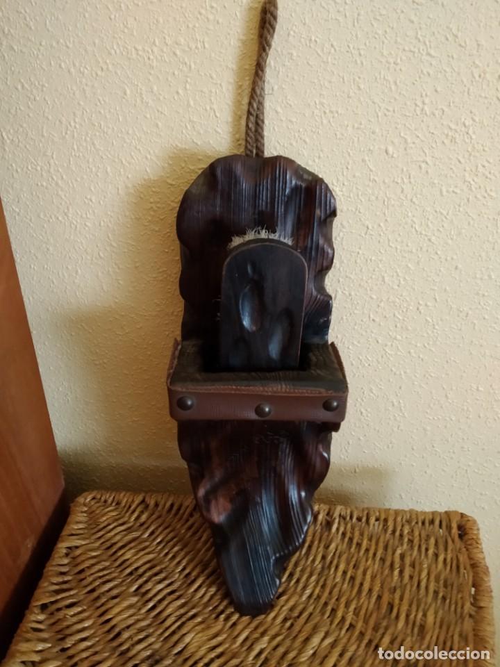 Antiquit&eacute;s: ZUECO LABRADO EN MADERA PARA GUARDAR CEPILLO DE ZAPATOS A&Ntilde;OS 70