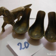 Antigüedades: ANTIGUO PORTA PIPAS DE BRONCE PARA TRES UNIDADES CON FIGURA PERRO