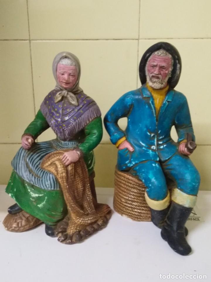 Antig&uuml;edades: ANTIGUA PAREJA DE ANCIANOS MUJER SENTADA CON MENDRUGO Y HOMBRE PESCADOR CON BOTAS Y PIPA