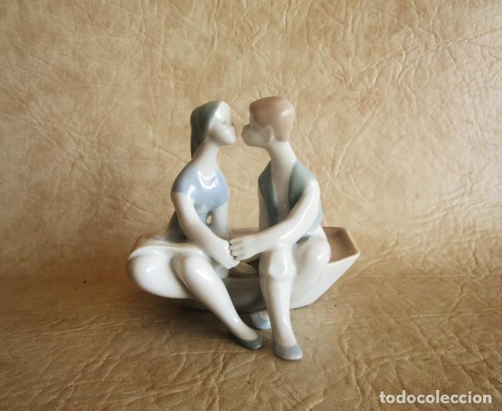 Oggetti Antichi: FIGURA PORCELANA SANTA CLARA ENAMORADOS EN BARCA