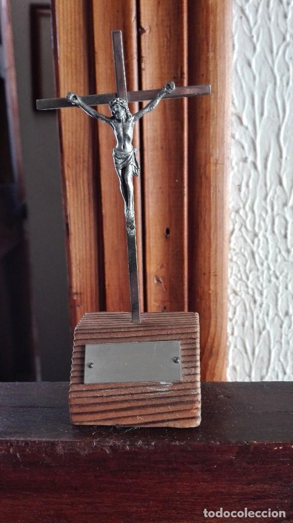 Antig&uuml;edades: Cristo con peana y placa para poder grabar - Foto 1