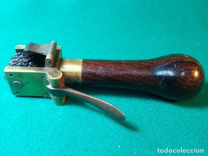 Antig&uuml;edades: ANTIGUO NUMERADOR DE BRONCE Y MANGO DE MADERA