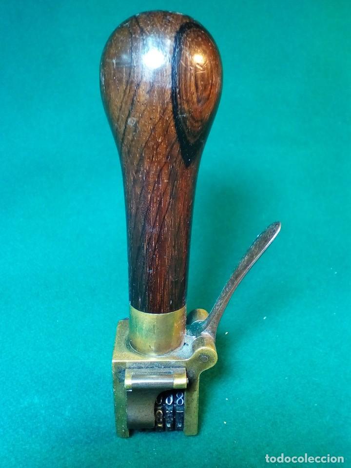 Antig&uuml;edades: ANTIGUO NUMERADOR DE BRONCE Y MANGO DE MADERA - Foto 5