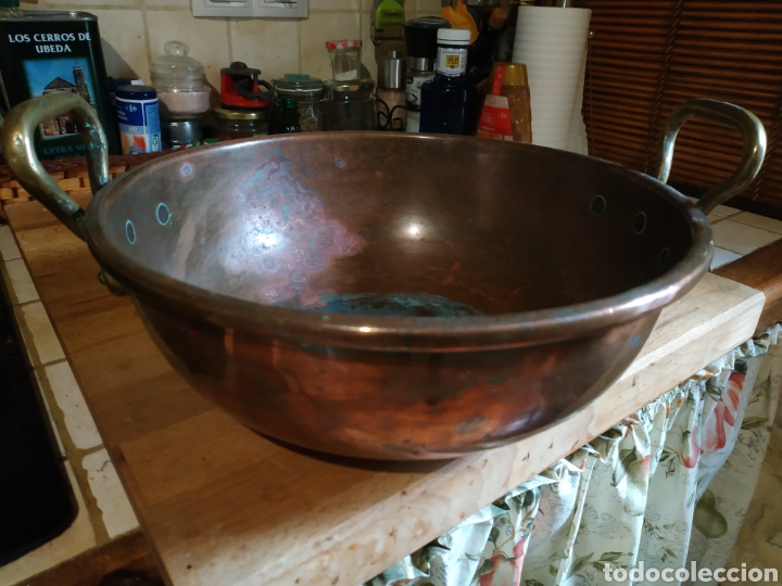 Antiquit&eacute;s: Espectacular cazuela, olla, cacharro, cuenco de cobre con asas de bronce con remaches de cobre.