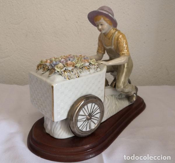 Antiques: FIGURA PORCELANA SOBRE BASE DE MADERA - CHICO CON CARRITO DE FLORES