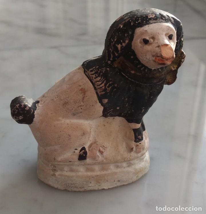 Antig&uuml;edades: Raro perro de loza, no est&aacute; marcado. 8 x 6 x 4 cm