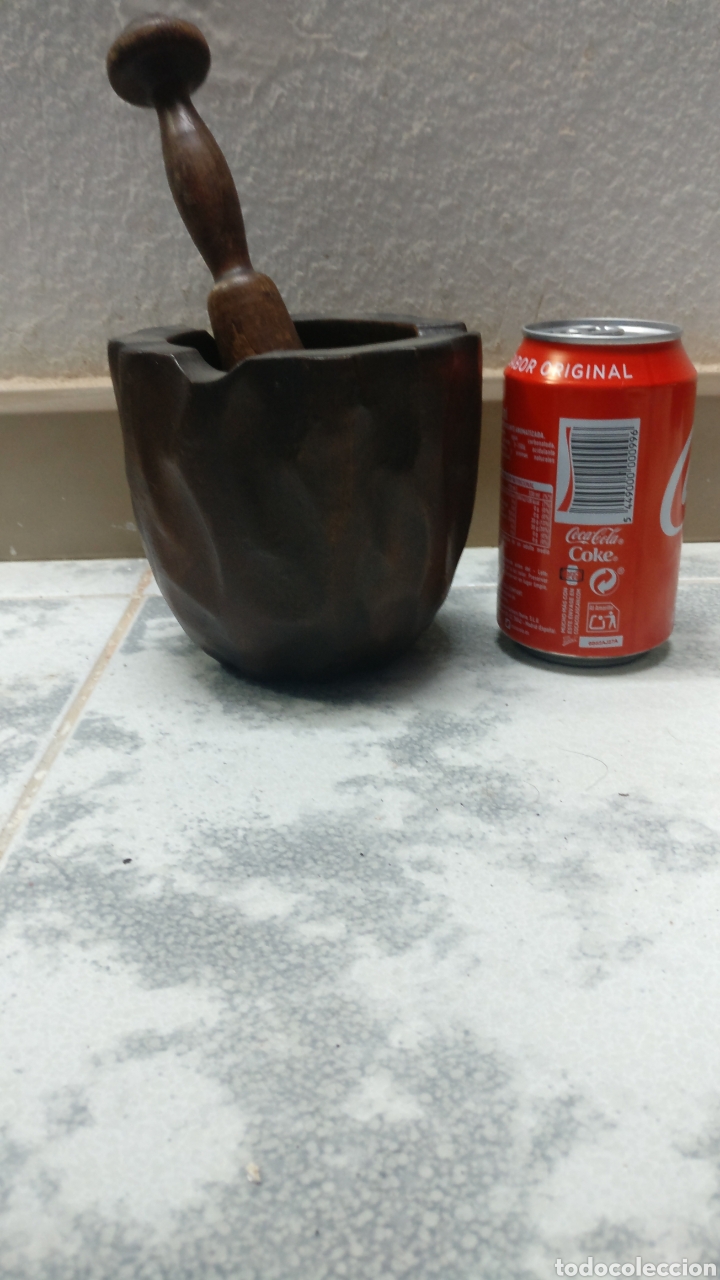 Antig&uuml;edades: Mortero almirez de madera tallada color marr&oacute;n oscuro con su mano