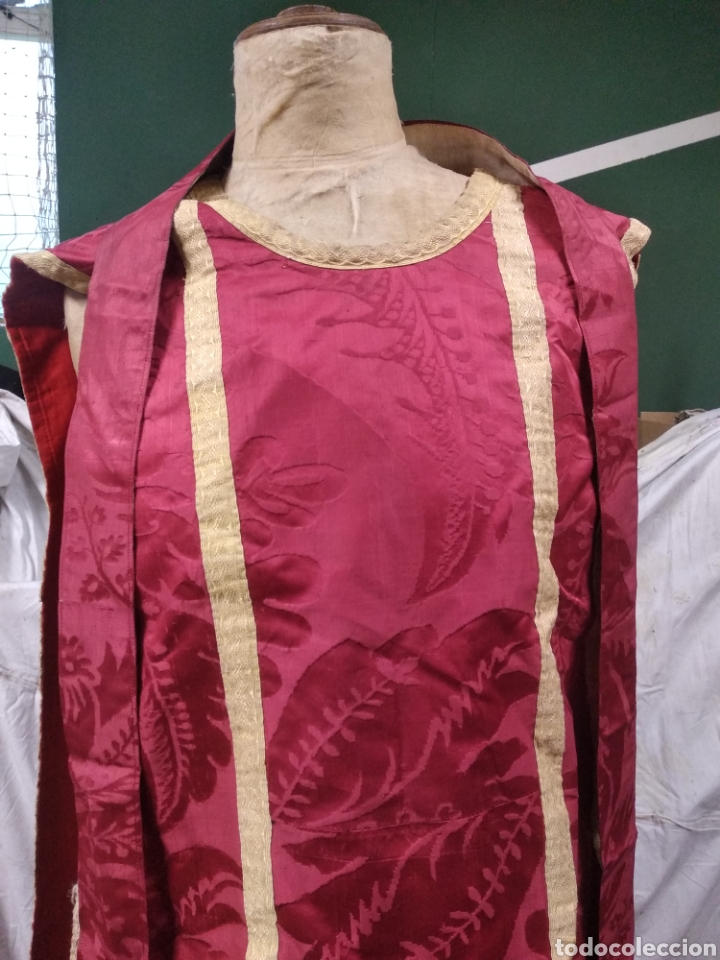 Antig&uuml;edades: Casulla y estola roja adamascada, - Foto 1