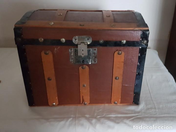 Antig&uuml;edades: ANTIGUO BA&Uacute;L DE MU&Ntilde;ECAS DE LOS A&Ntilde;OS 30 - Foto 1