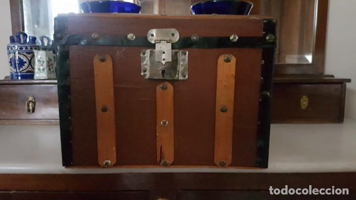 Antig&uuml;edades: ANTIGUO BA&Uacute;L DE MU&Ntilde;ECAS DE LOS A&Ntilde;OS 30 - Foto 3