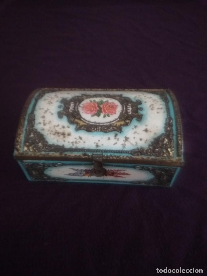 Antig&uuml;edades: Caja antigua litografiada - Foto 1