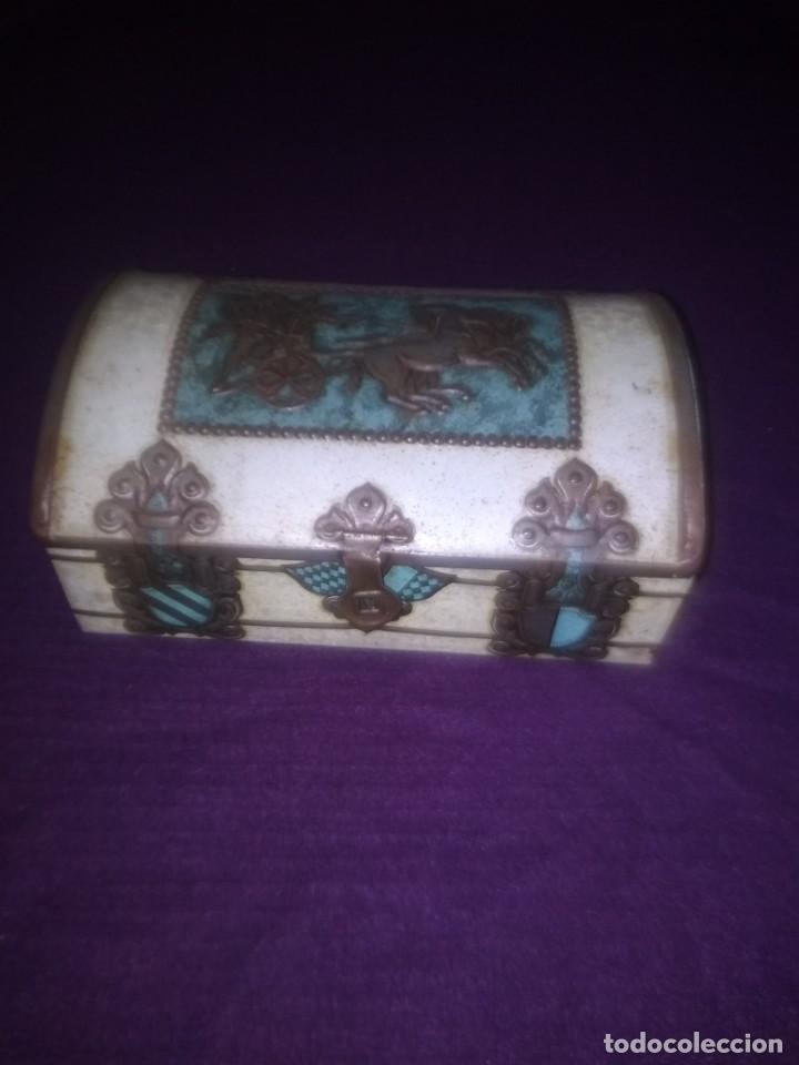 Antig&uuml;edades: Caja antigua litografiada - Foto 1
