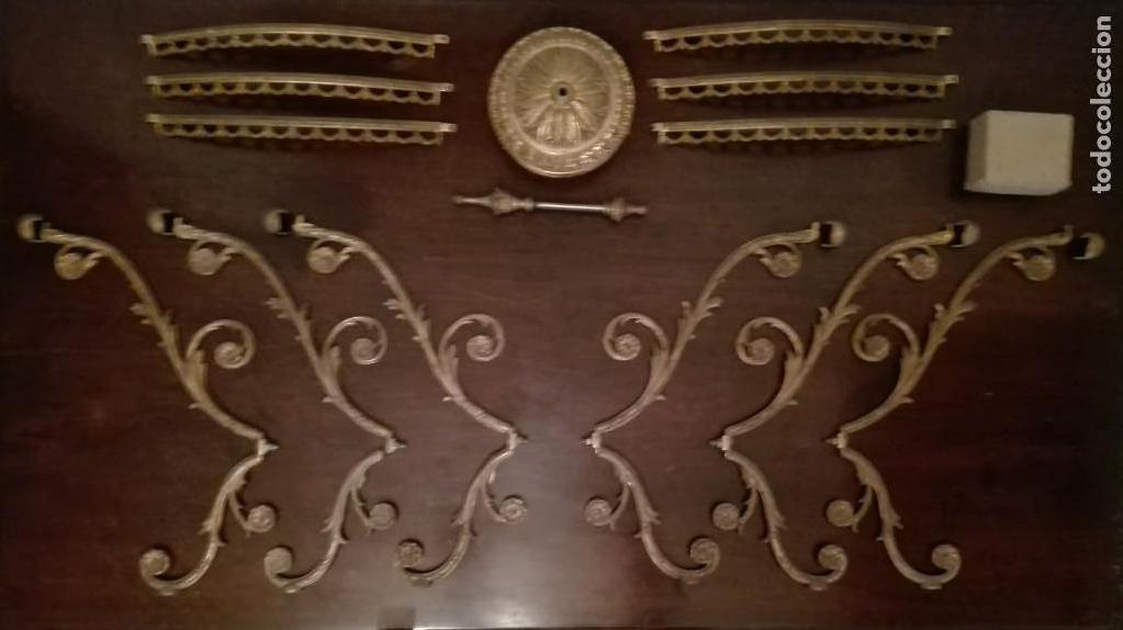 Antig&uuml;edades: MESA de CENTRO REDONDA DE METAL DORADO - Foto 2