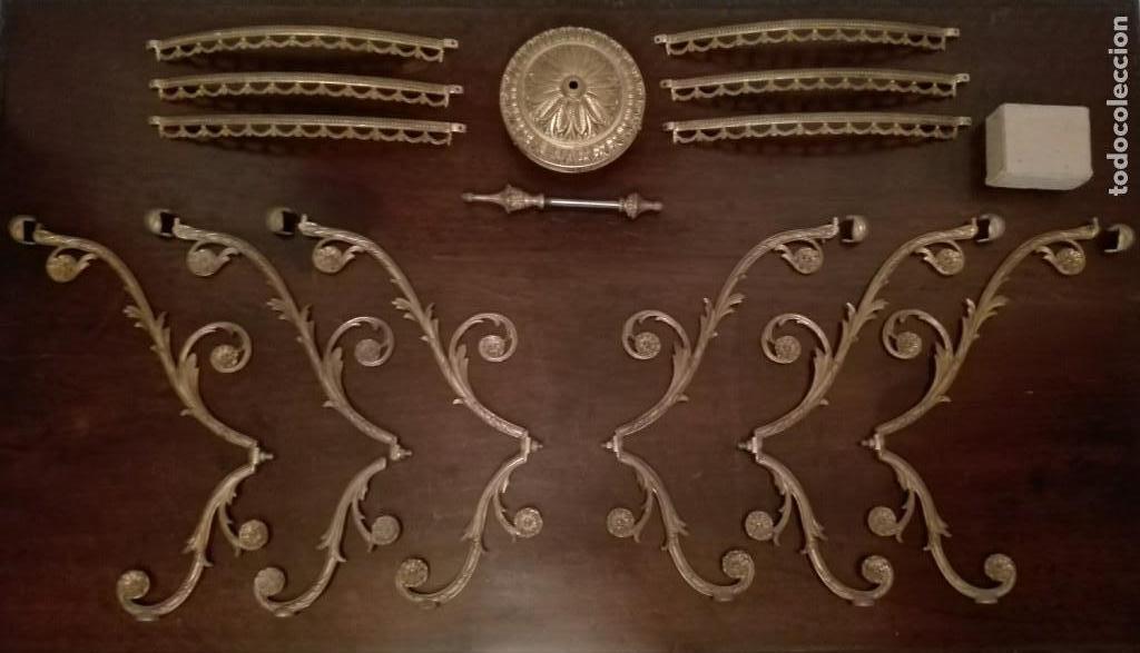 Antig&uuml;edades: MESA de CENTRO REDONDA DE METAL DORADO - Foto 1