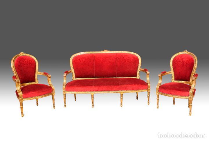 Antig&uuml;edades: SOFA Y DOS SILLONES EN MADERA DORADA - Foto 1