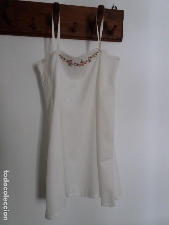 Antig&uuml;edades: CAMISOLA CON ENCAJE Y FIN&Iacute;SIMO BORDADO - Foto 1