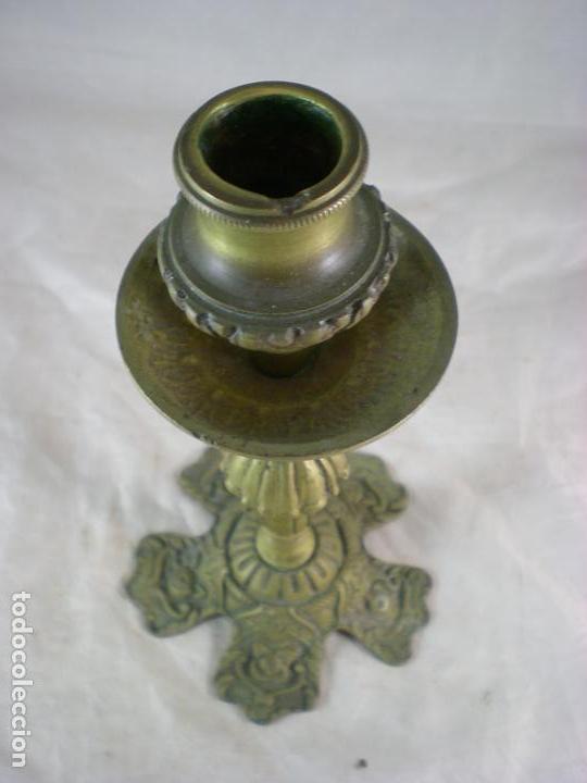 Antig&uuml;edades: Candelabro de Bronce - 21cm - 620Grs - Foto 4