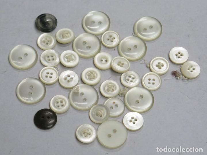 Antig&uuml;edades: CONJUNTO DE BOTONES DE NACAR Y SIMIL - Foto 1