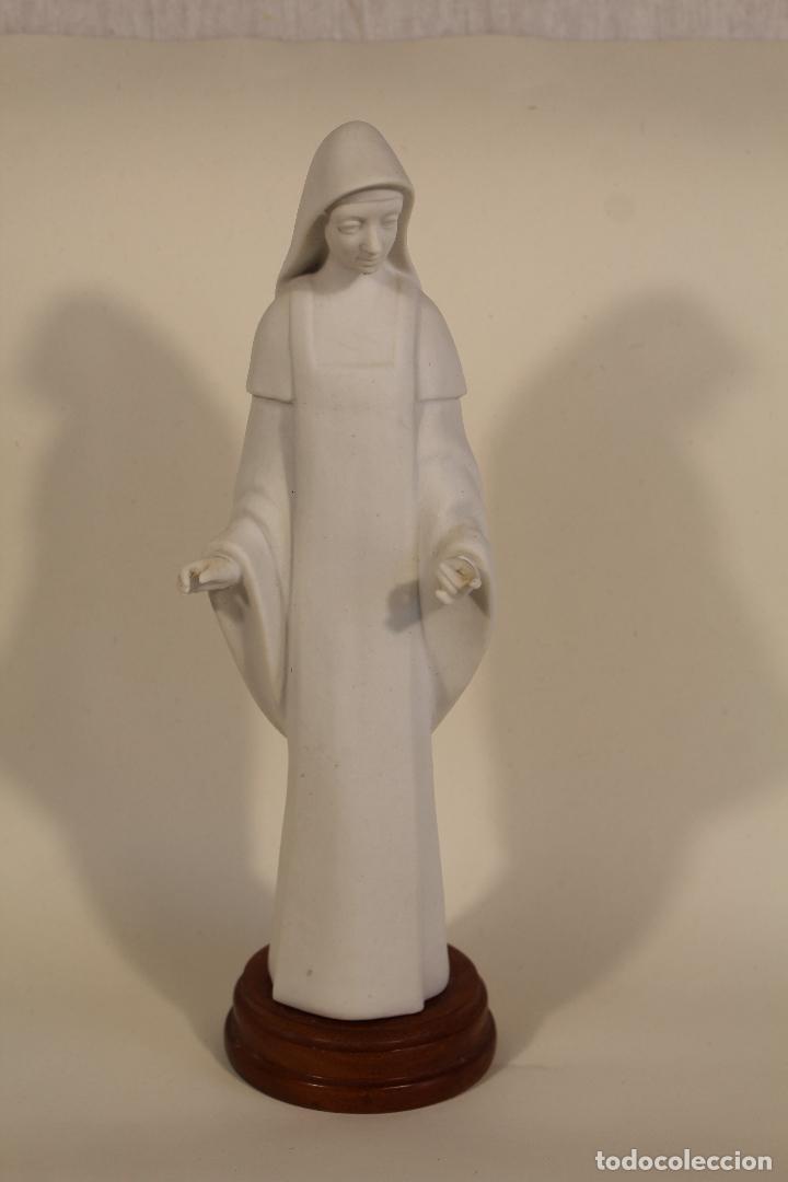 Antig&uuml;edades: figura de monja en porcelana - Foto 1