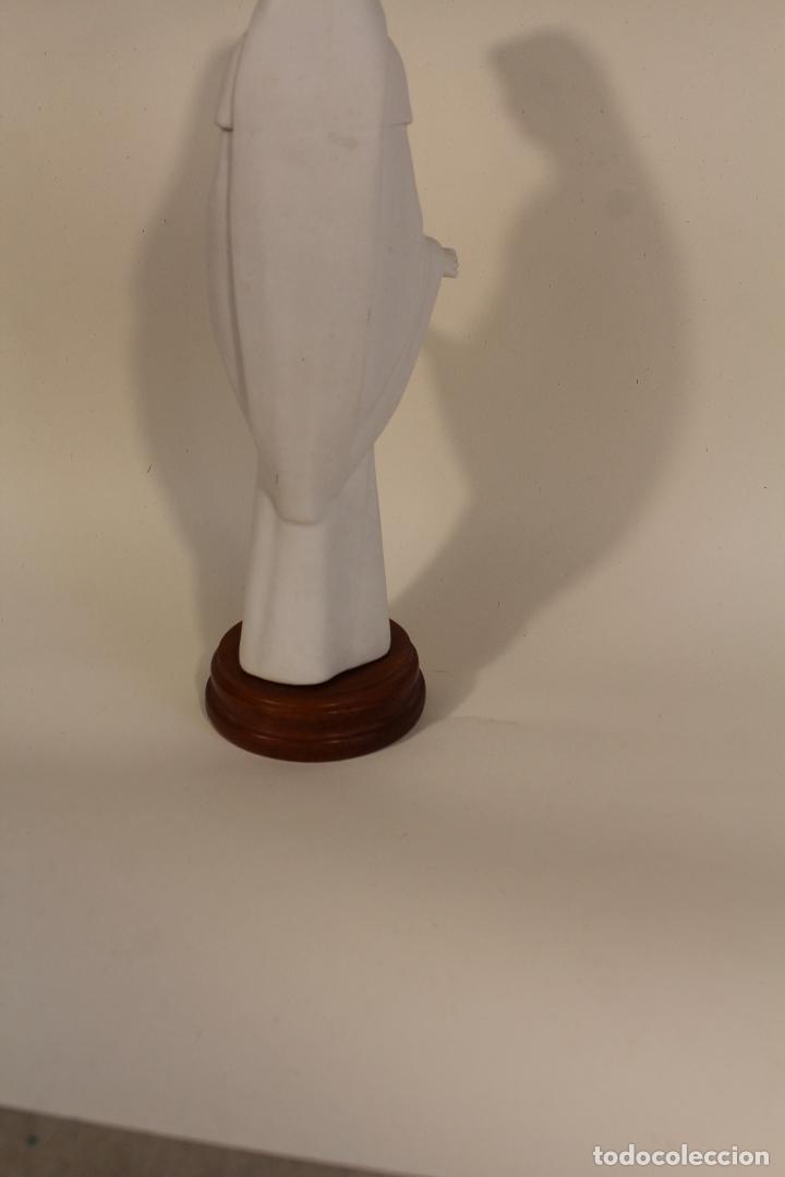 Antig&uuml;edades: figura de monja en porcelana - Foto 3