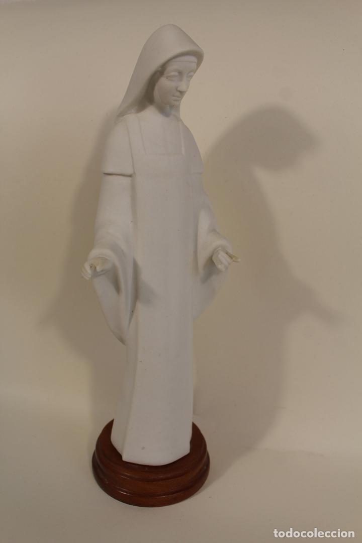 Antig&uuml;edades: figura de monja en porcelana - Foto 8