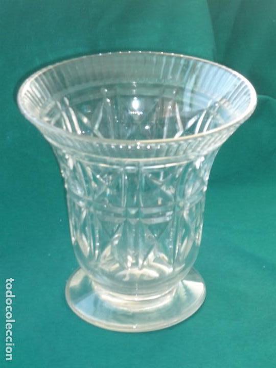 Antiguidades: FABULOSO FLORERO DE CRISTAL TALLADO. MEDIDAS ALTO 23&acute;5 ANCHO ARRIBA 23.5 BASE 15CM
