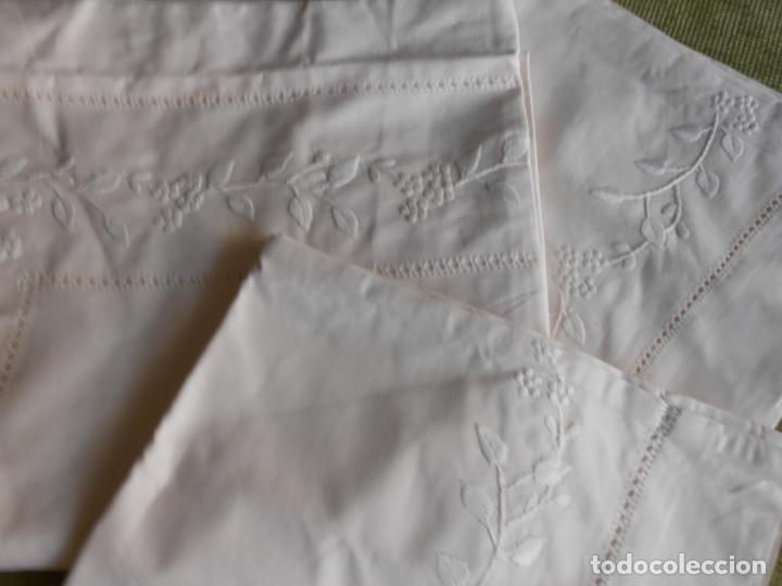 Antigüedades: Precioso juego 3 piezas sabanas bordadas a mano.Matrimonio.Años80.Beige muy claro,algodon puro.Nuevo - Foto 11 - 161385706