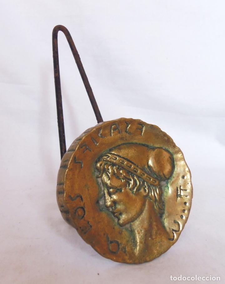 Antiguidades: colgador para ropa. a&ntilde;os 50. medall&oacute;n moneda romana
