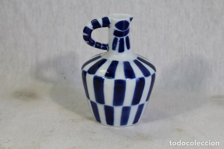 Antig&uuml;edades: jarra en ceramica de sargaledos - Foto 1