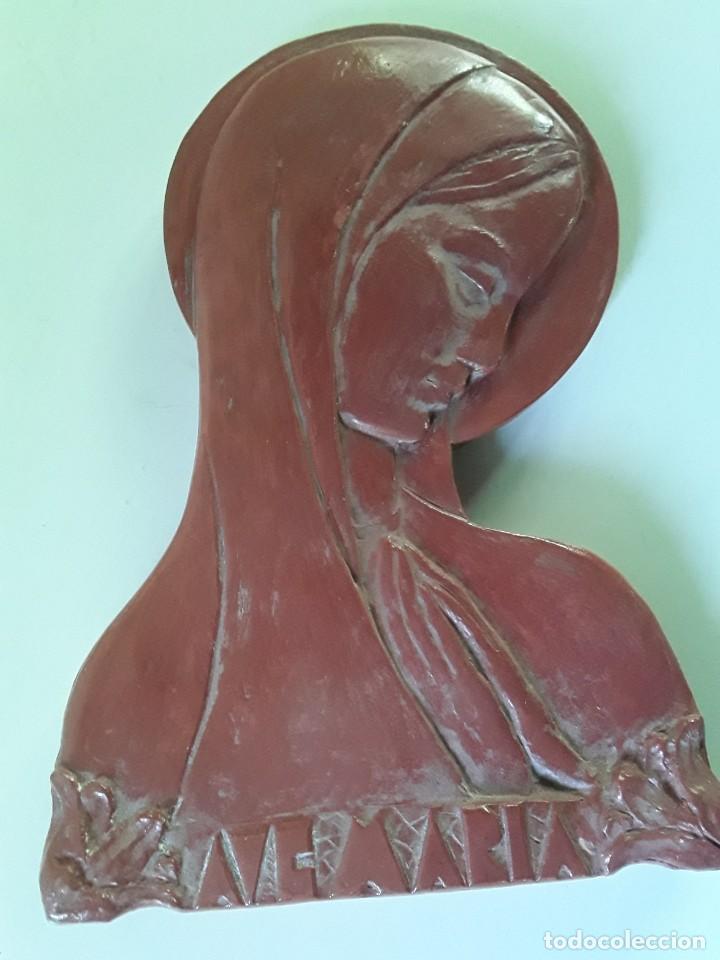 Antiquit&eacute;s: Placa de colgar Ave Mar&iacute;a en terracota barnizada. 22 cm x 16 cm en la parte mas ancha