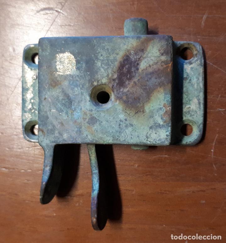 Antig&uuml;edades: Pestillo de lat&oacute;n antiguo - Foto 1