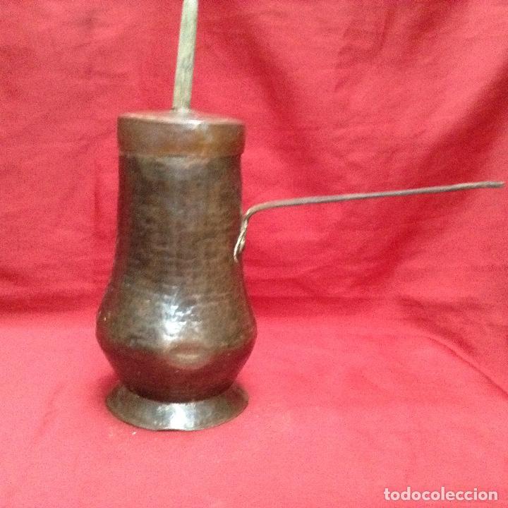 Antiquit&eacute;s: Chocolatera de cobre con su mango de hierro forjado su tapa y palo de madera original