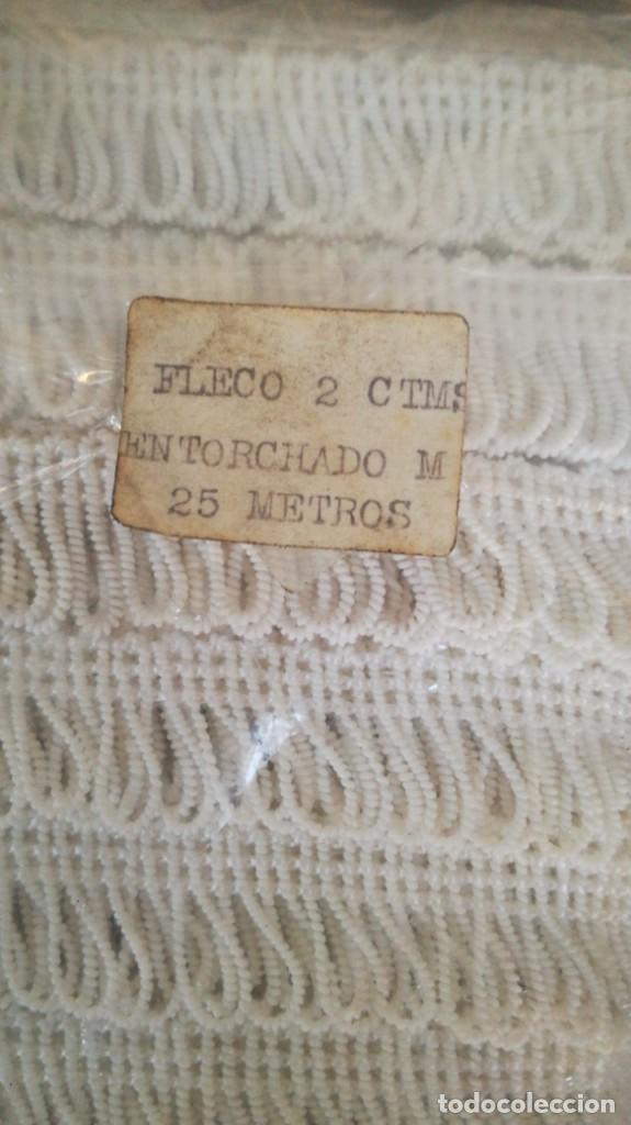 Antig&uuml;edades: Pasamaneria blanca con fleco - Foto 2