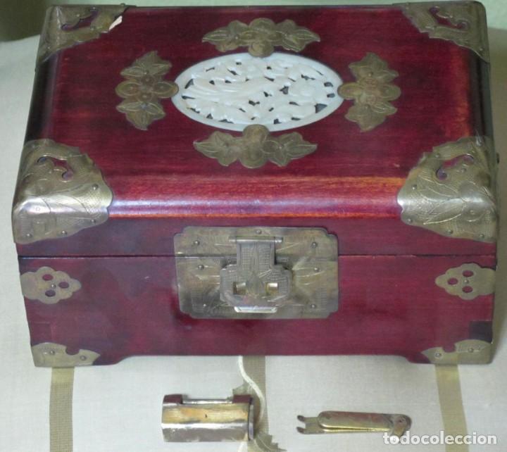 Antig&uuml;edades: CAJA JOYERO CHINO DE LACA GRANATE
