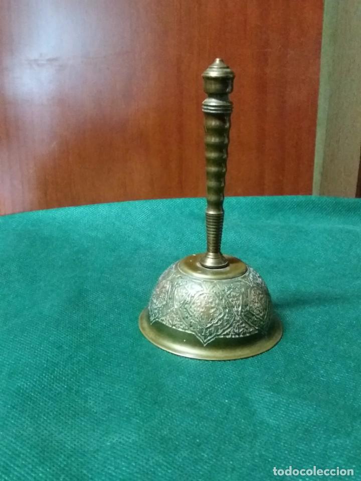 Antig&uuml;edades: CAMPANA MESA BRONCE GRABADO - Foto 1