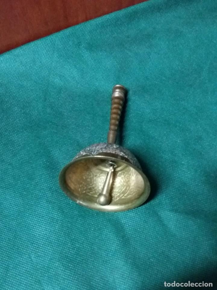 Antig&uuml;edades: CAMPANA MESA BRONCE GRABADO - Foto 2