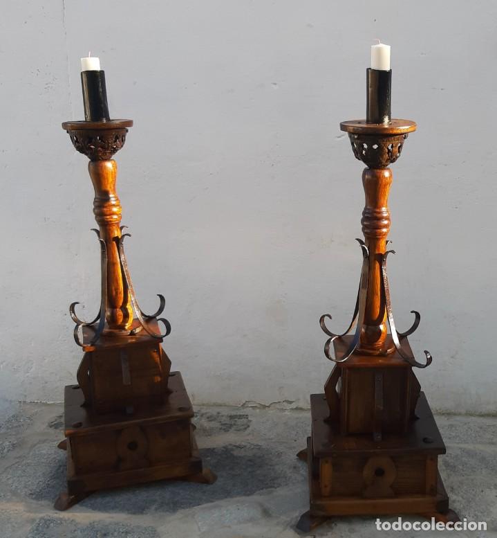 Antiguidades: Pareja de velones de madera y forja