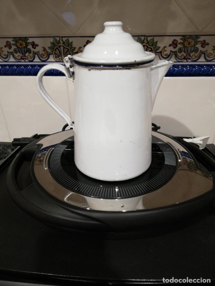 Antig&uuml;edades: Antigua cafetera esmaltada. - Foto 2