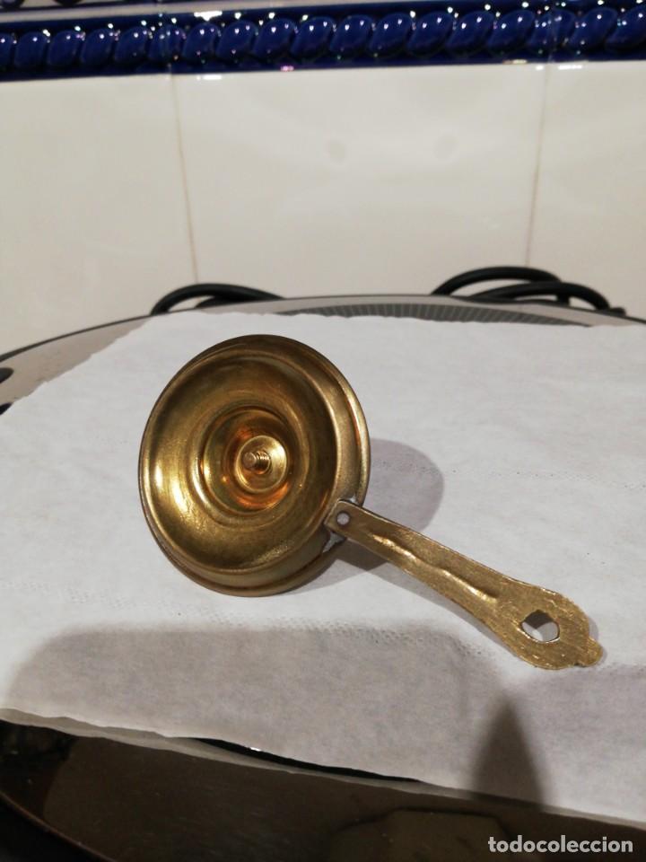 Antig&uuml;edades: Miniatura de palmatoria de bronce. - Foto 2