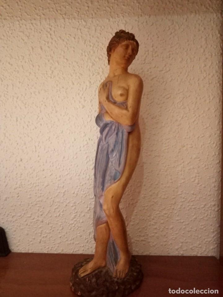 Antiquit&eacute;s: Escultura femenina
