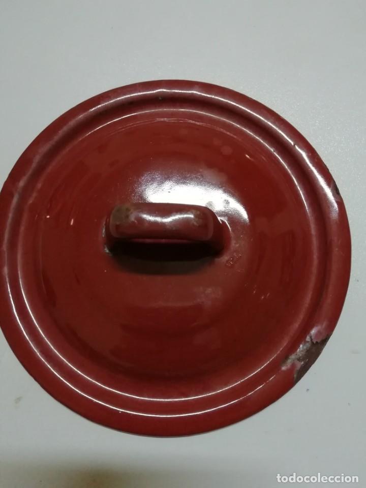 Antig&uuml;edades: Tapa esmaltada roja de 13 cm - Foto 1