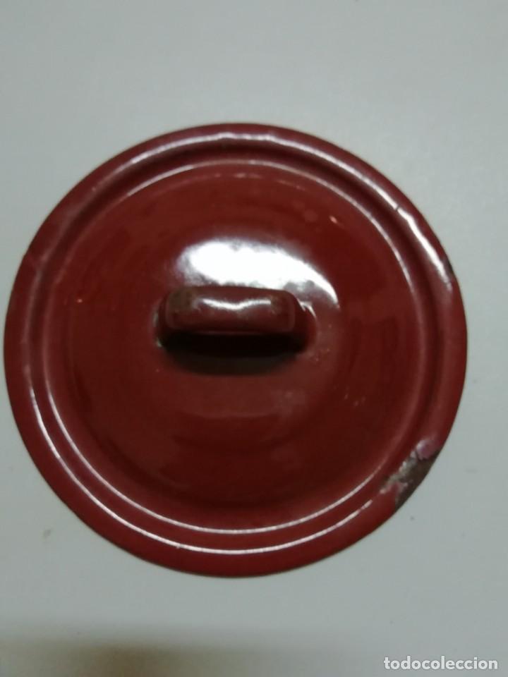 Antig&uuml;edades: Tapa esmaltada roja de 13 cm - Foto 2
