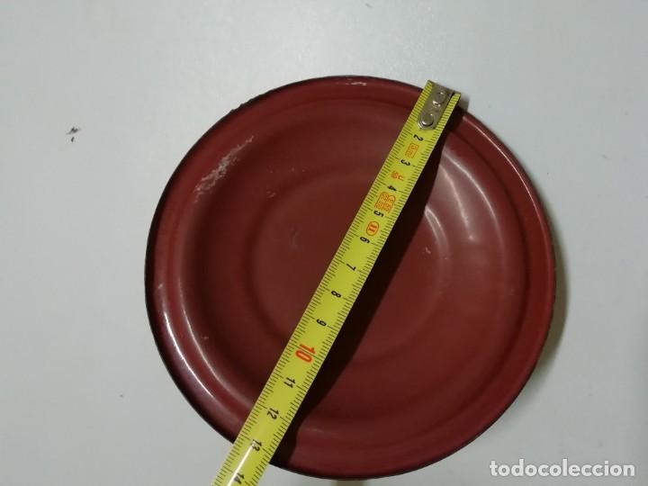 Antig&uuml;edades: Tapa esmaltada roja de 13 cm - Foto 3