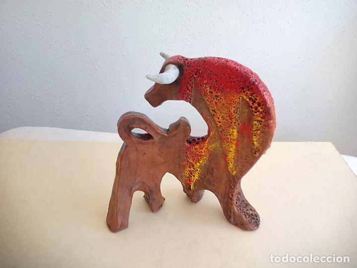 Antiquit&eacute;s: FIGURA DE TORO DE CER&Aacute;MICA ESMALTADA. 17,5 X 7 C,.