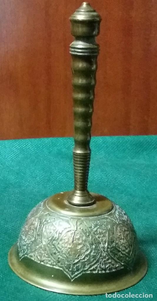 Antig&uuml;edades: CAMPANA MESA BRONCE GRABADO - Foto 3