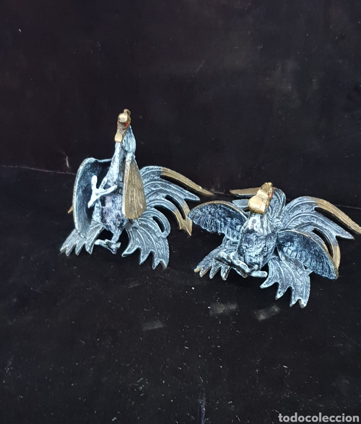 Antig&uuml;edades: Pareja de gallos de bronce - Foto 1