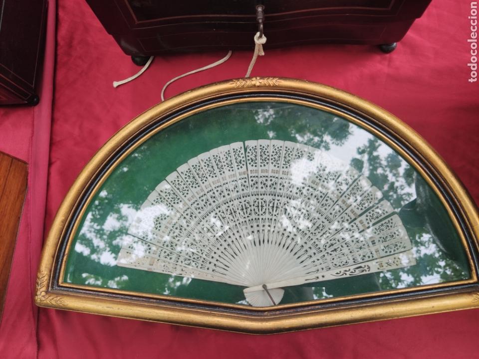Antig&uuml;edades: Abanico de hueso enmarcado - Foto 1